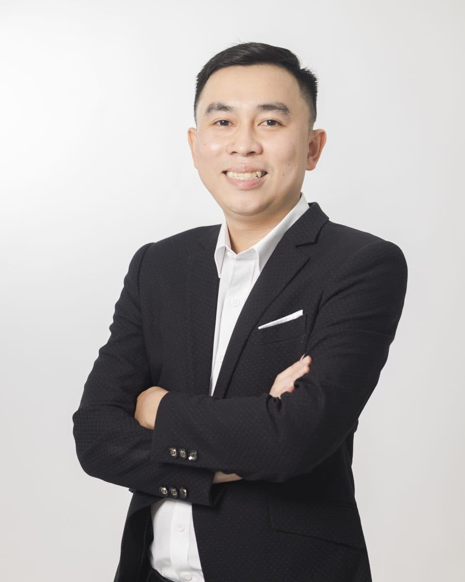 Nguyễn Tuấn Nam khoanh tay