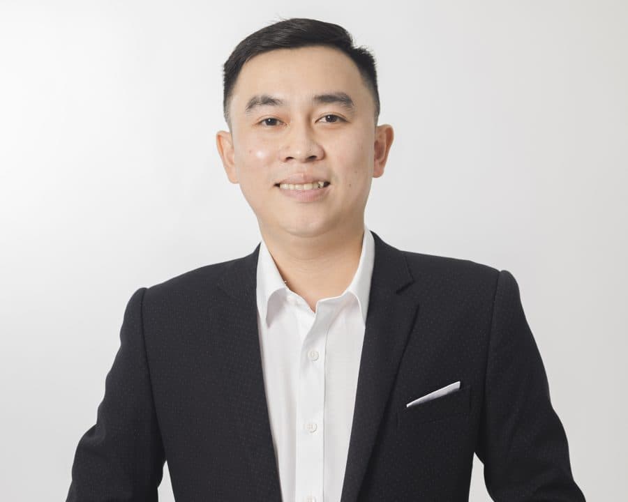 Nguyễn Tuấn Nam làm việc với laptop